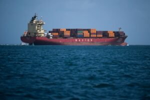 La medida ha sido vista como una ayuda para estabilizar los precios de la energía y facilitar que más barcos viajen hacia Estados Unidos