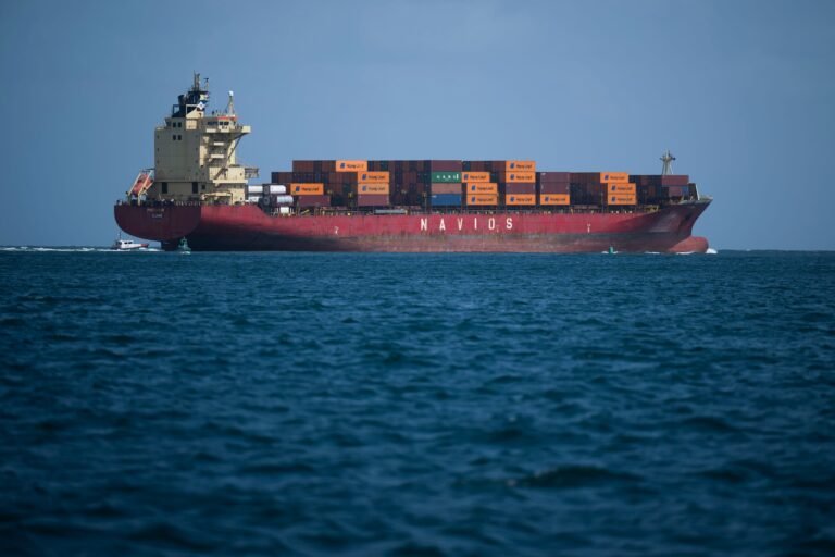 La medida ha sido vista como una ayuda para estabilizar los precios de la energía y facilitar que más barcos viajen hacia Estados Unidos