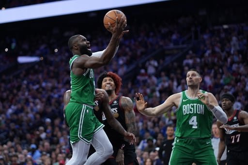 Se imponen y toman ventaja en la serie (2-1) con Jayson Tatum y Jaylen Brown anotando 25 puntos cada uno