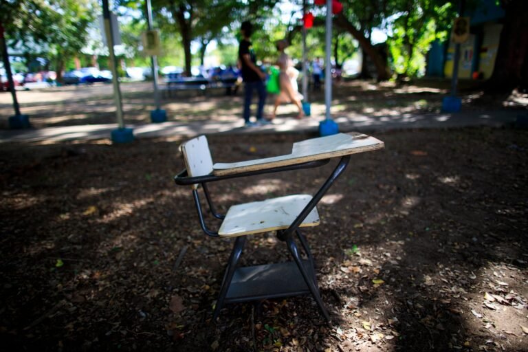 Los jóvenes de 13, 16 y 17 años fueron sorprendidos mientras escalaban las instalaciones escolares