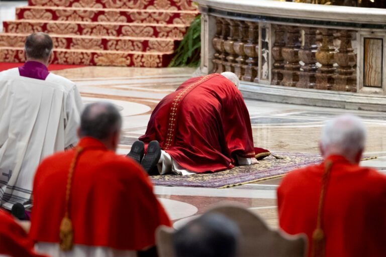 La oración fue ante el Altar de la Confesión, que marca el lugar exacto en el que fue sepultado el apóstol Pedro