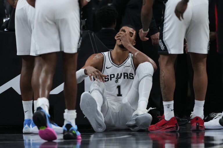El jugador de San Antonio sufrió un traumatismo cerebral en la primera mitad de la derrota 106-103 ante los Blazers el martes