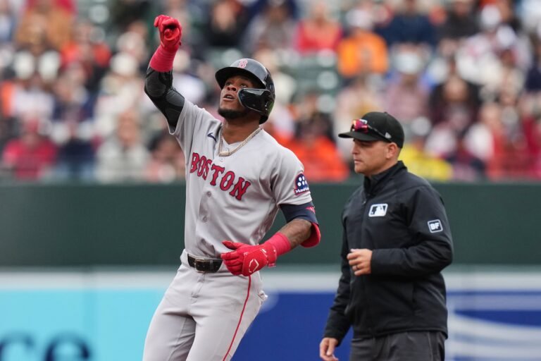 Boston respondió a su sorpresivo cambio de mando con triunfo 5-3 sobre los Orioles en el debut del dirigente interino Chad Tracy