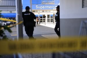 Según la Policía, informaciones preliminares apuntan a que el hombre supuestamente había mostrado “una navaja” a otras personas, incluyendo al guardia de seguridad