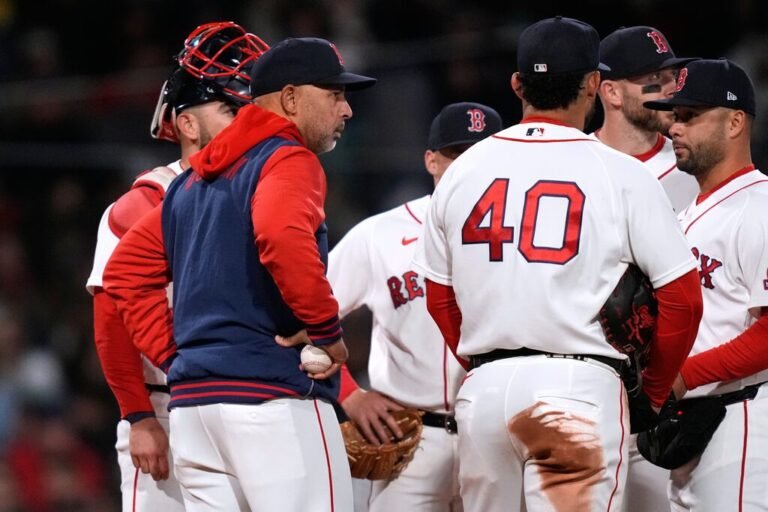 Jugadores se expresan sobre la inesperada salida del piloto puertorriqueño y el rumbo incierto de los Red Sox