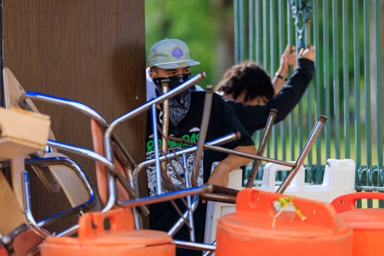 La presidenta Zayira Jordán Conde, en tanto, tildó el cierre de portones como un “capricho”