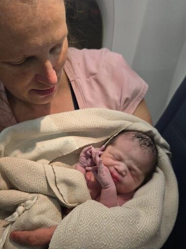 Dos paramédicas ayudaron a la nueva madre en su parto durante un vuelo de Delta Air Lines de Atlanta a Portland