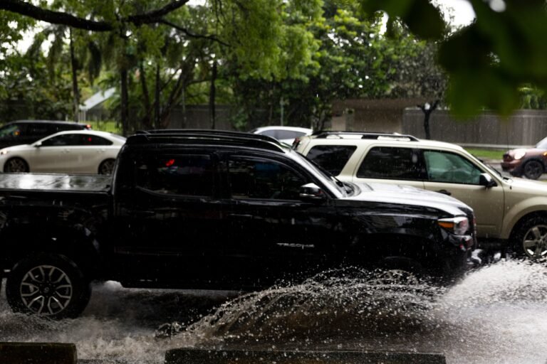 También persiste un riesgo moderado de corrientes marinas para playas del norte y este de Puerto Rico, así como en Culebra