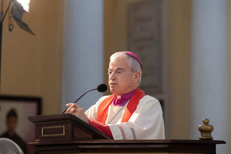 En la celebración de la Semana Mayor, el monseñor Roberto González Nieves y otros líderes religiosos recordaron las numerosas luchas que hoy enfrentan el archipiélago y el mundo