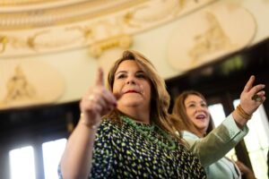 La gobernadora dice, además, que mantendrá en su cargo a la secretaria de la Familia