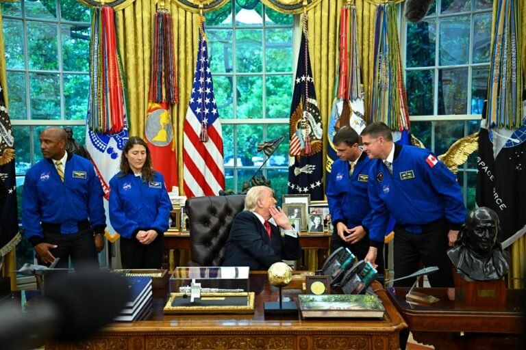 El presidente de Estados Unidos recibió en Casa Blanca a los cuatro tripulantes de la misión