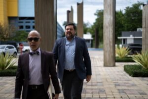 El exsecretario de Salud no hizo comentarios al llegar ni salir de la agencia