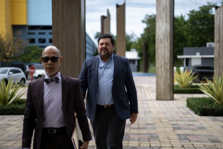 El exsecretario de Salud no hizo comentarios al llegar ni salir de la agencia