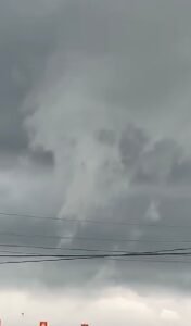 Se mantuvo elevada y no tocó tierra en ningún momento, por lo que no se considera un tornado