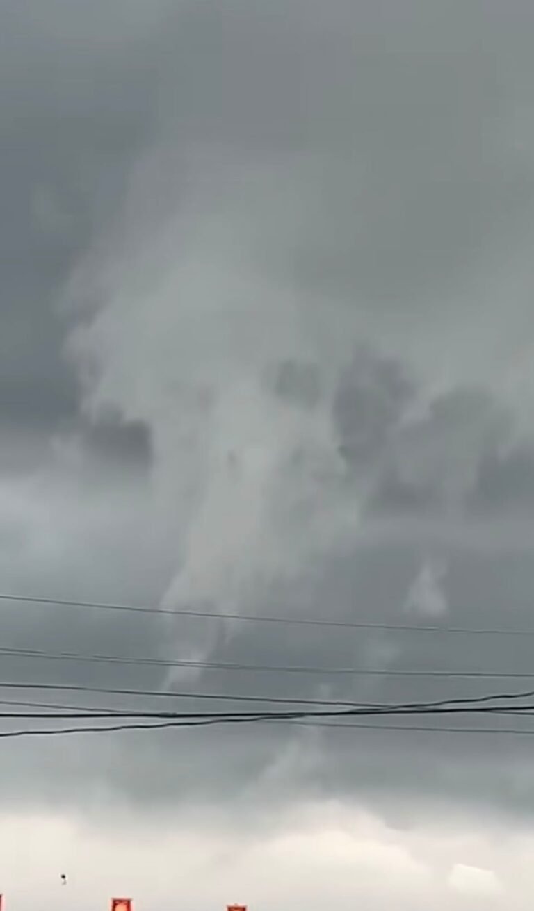 Se mantuvo elevada y no tocó tierra en ningún momento, por lo que no se considera un tornado