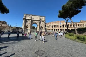 La situación ha obligado a los turistas a conformarse con fotos desde fuera