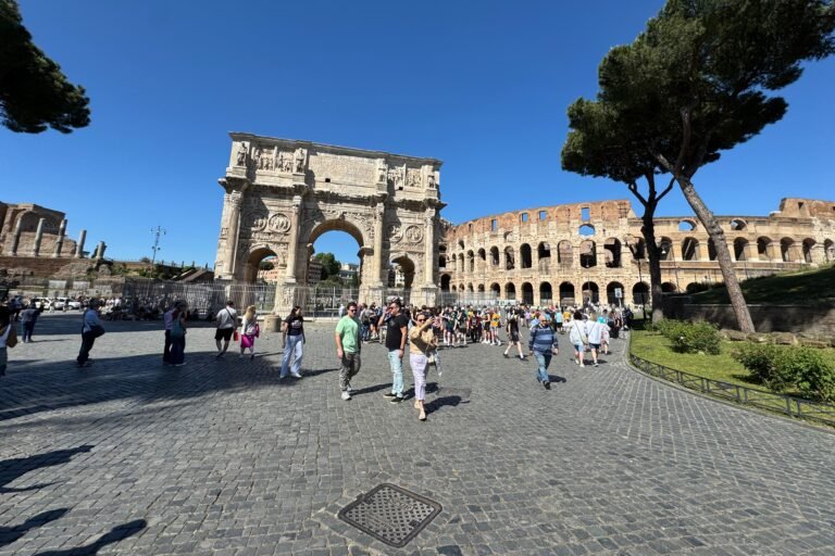 La situación ha obligado a los turistas a conformarse con fotos desde fuera