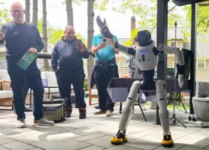 El éxito de Daddy Yankee y Luis Fonsi sonó en el evento, donde presentaron monitores 3D sin gafas