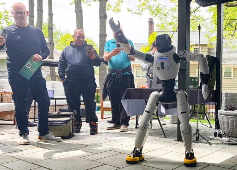 El éxito de Daddy Yankee y Luis Fonsi sonó en el evento, donde presentaron monitores 3D sin gafas