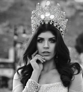 La mujer, identificada como Erika María “N”, fue arrestada tras la emisión de una Notificación Roja de INTERPOL