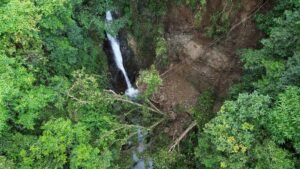 Geólogos y el personal del Departamento de Recursos Naturales evaluán lo ocurrido en ese municipio