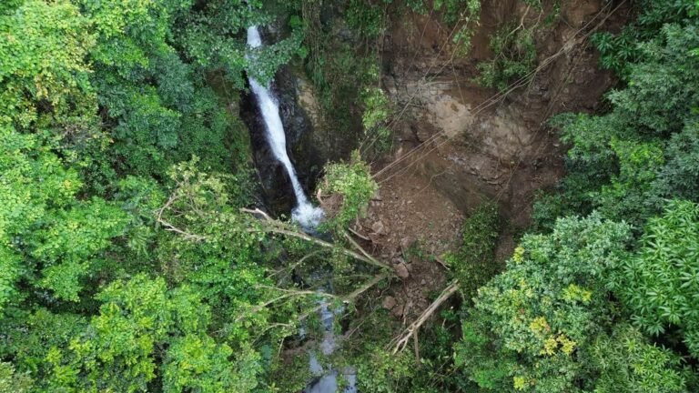 Geólogos y el personal del Departamento de Recursos Naturales evaluán lo ocurrido en ese municipio