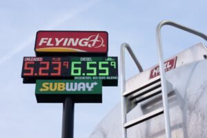 En todo Estados Unidos, los precios de la gasolina están en su nivel más alto desde 2022