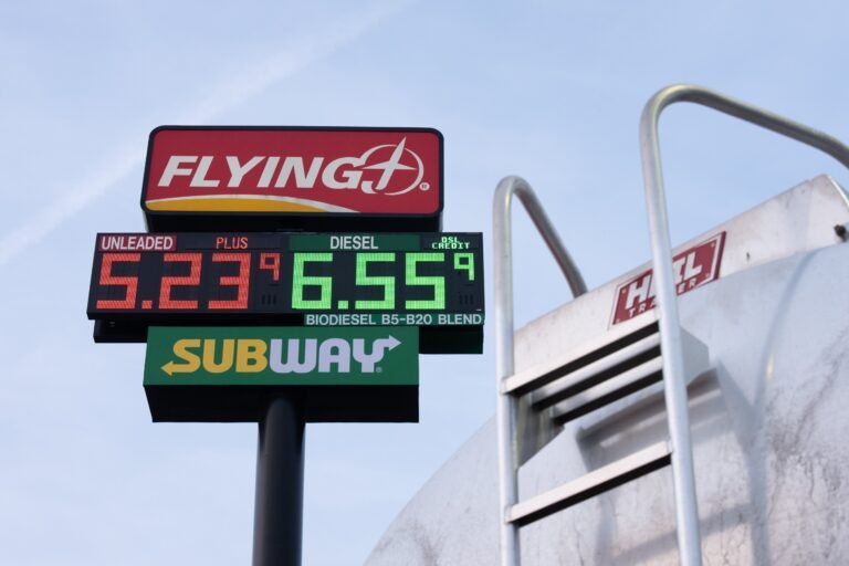 En todo Estados Unidos, los precios de la gasolina están en su nivel más alto desde 2022