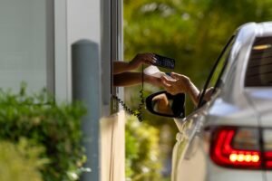 El sujeto se aproximó por la ventana del establecimiento y, mediante intimidación, logró apropiarse de dinero en efectivo