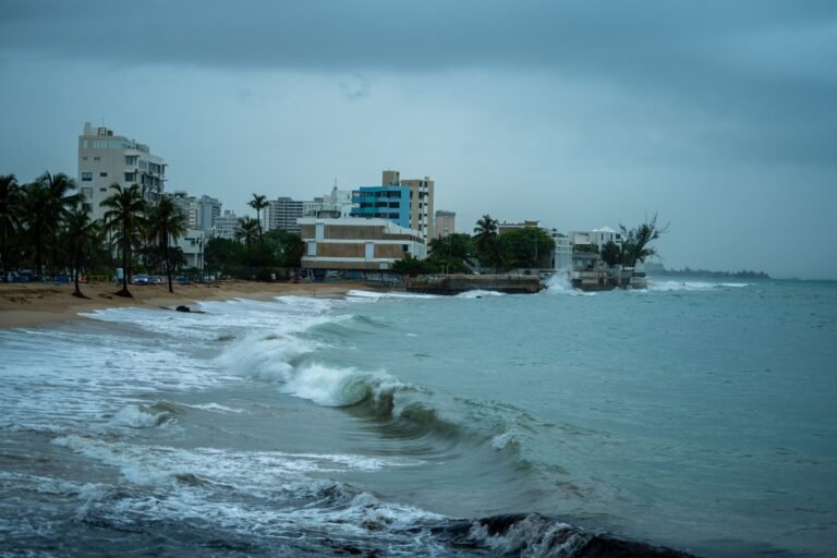 El Servicio Nacional de Meteorología precisa que hay un riesgo alto de corrientes marinas y una advertencia para operadores de embarcaciones pequeñas