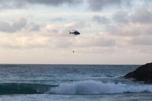 Jonathan Luis Michell Álvarez fue arrastrado por el mar el jueves, mientras que los dos rescatistas fueron atendidos en un hospital