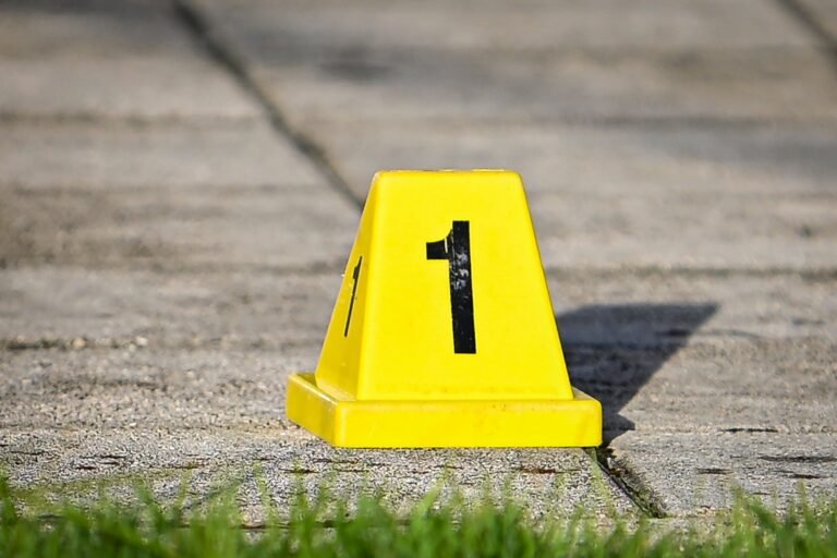 El cuerpo estaba herido de bala y los hechos fueron reportados a eso de las 5:58 p.m.