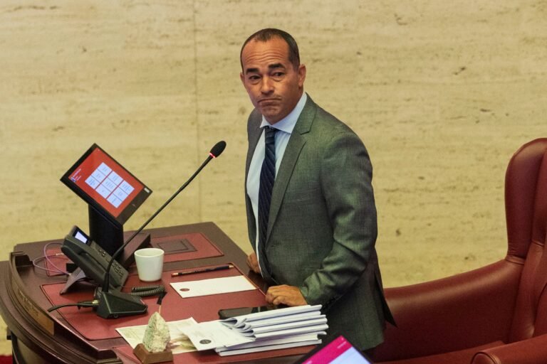 Los hechos que se le imputan ocurrieron durante una manifestación celebrada el 6 de octubre de 2025, en la calle Fortaleza en el Viejo San Juan