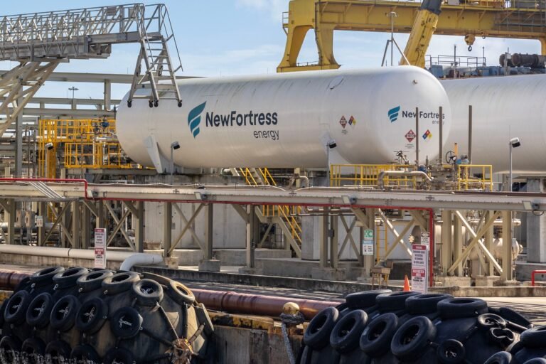 Aunque la empresa insiste en que su continuidad operacional está asegurada, abogados advierten que el desenlace de New Fortress Energy puede incidir directamente