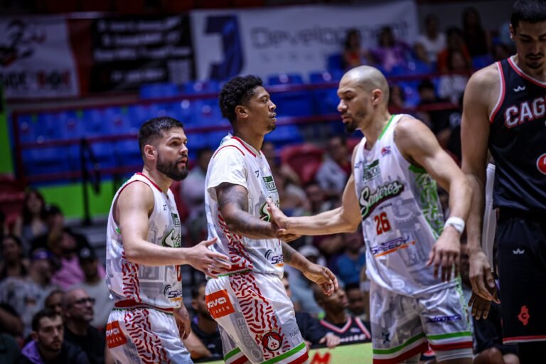 El dominicano Rigoberto Mendoza brilló con 28 puntos, nueve rebotes y siete asistencias en el triunfo