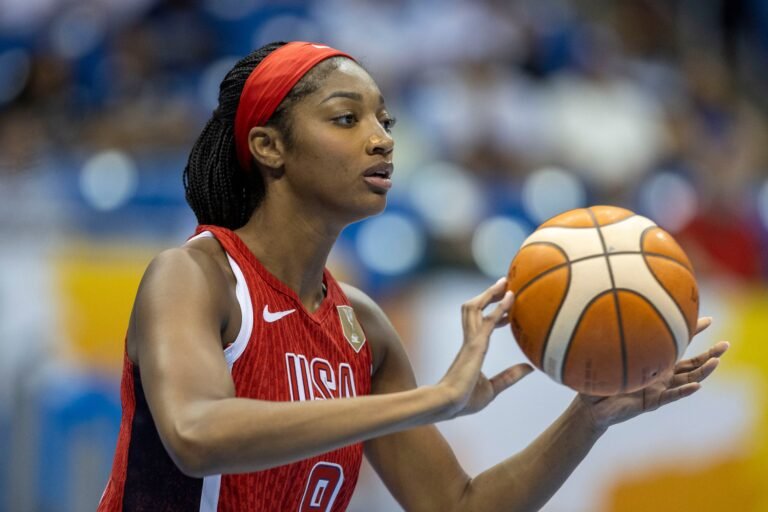 La famosa jugadora de 6′3″ de estatura promedió 14.1 puntos y 12.9 rebotes en sus dos temporadas con el Sky