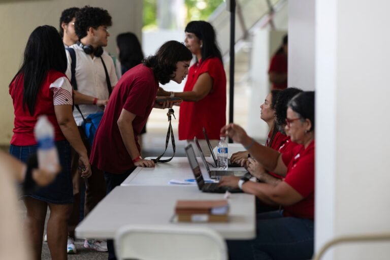 Los alumnos discutieron en una asamblea los detalles de la paralización de labores