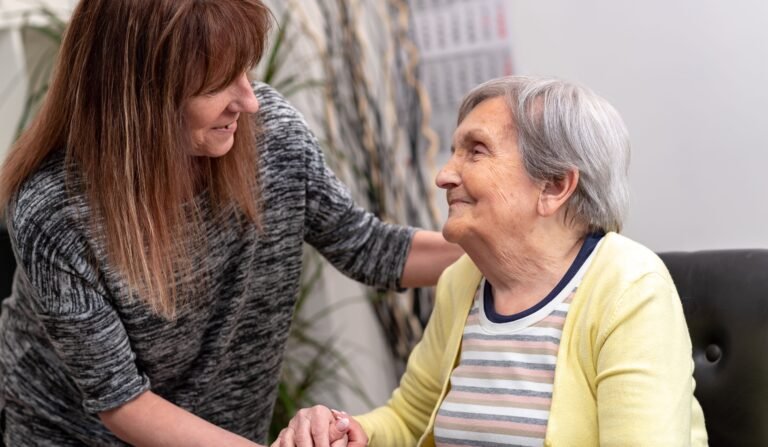 A través de la llamada telefónica, serán conectados con recursos comunitarios disponibles según sus necesidades
