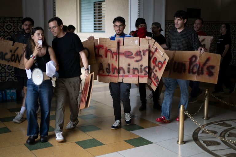 Insisten en la desconfianza sobre la presidenta y piden su destitución, acompañada de una reforma universitaria y más fondos para mejorar la infraestructura del primer centro docente del país