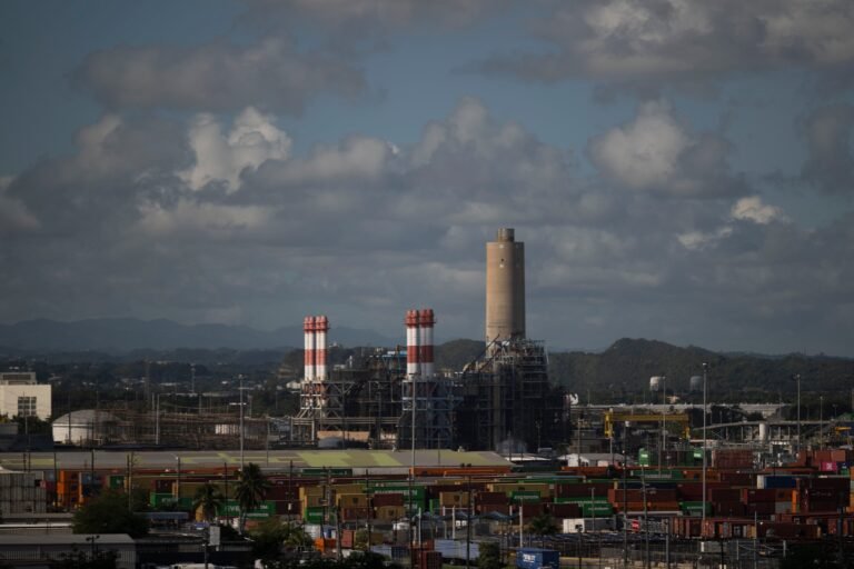 El organismo expuso cuestionamientos adicionales al acuerdo preliminar para producción en una barcaza desde la bahía de San Juan