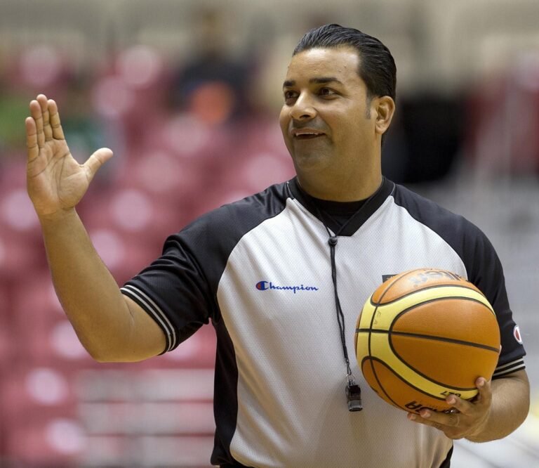 El reconocido oficial, con más de 30 años de experiencia en la liga y quien se retiró en 2025 de las canchas de la FIBA, dijo que los médicos aún no han determinado los pasos a seguir