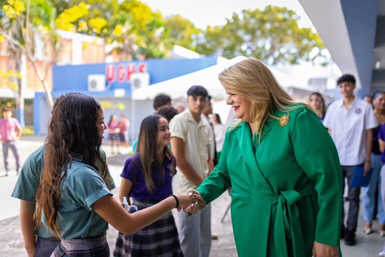 La gobernadora, egresada de la clase de 1994 de la escuela en Río Piedras, destacó los aportes del sistema público de enseñanza en la formación de profesionales