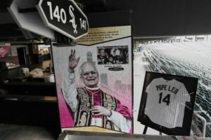 El equipo entregara gorras con motivos papales a algunos de los fanáticos que compren boletos para el juego contra los Red de Cincinnati el 11 de agosto