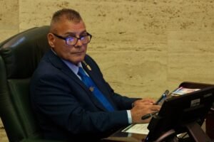 La Comisión de Ética de la Cámara concluyó que no hubo prueba para concluir que la acción de Emilio Carlo Acosta resultó en un conflicto de interés ni en beneficio personal