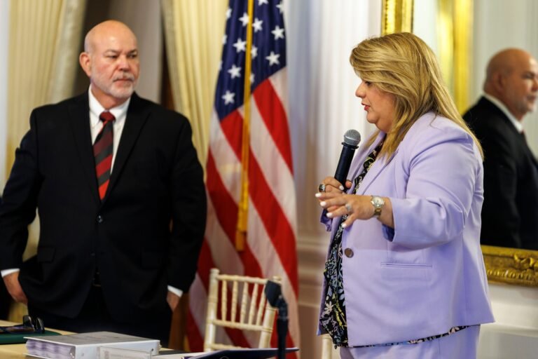 Carlos “Johnny” Méndez informó, por su parte, que la Cámara de Representantes creará una comisión especial para atender la reforma de permisos