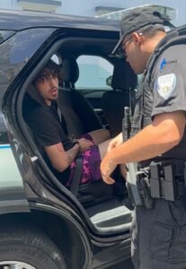 Los vídeos falsos de patrullas chocadas o robadas, por parte de un creador de contenido viral, han provocado discusión entre expertos, que abogan por legislación más robusta