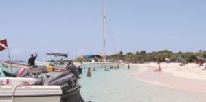 Se hallaba a bordo de una embarcación anclada en el área cuando se notificó a los paramédicos