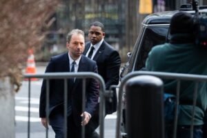 Se alega que a empresa y su filial de venta de entradas, Ticketmaster, “hacen subir los precios para ver música en directo”