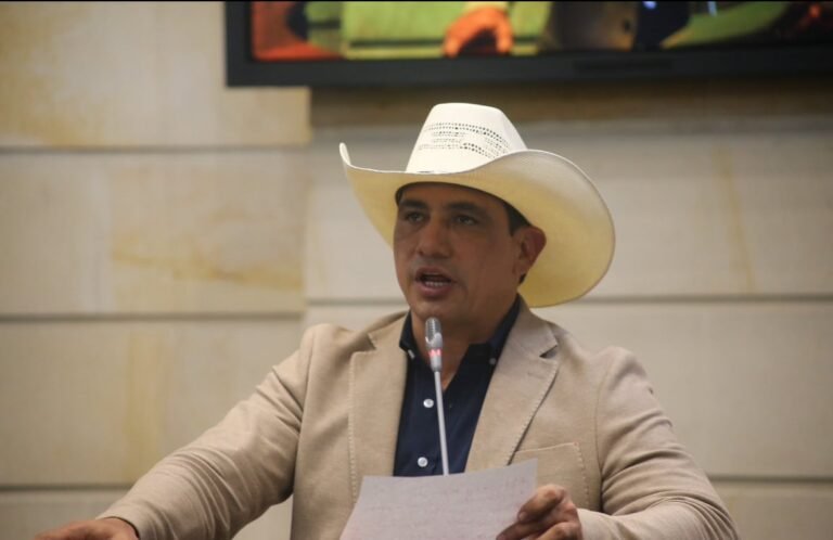 Josué Alirio Barrera, del partido de derecha Centro Democrático, es investigado por el delito de “acto sexual violento”