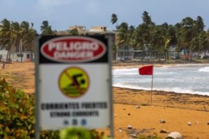 Además, persisten las condiciones marítimas peligrosas y los vientos promoverán un riesgo limitado de calor